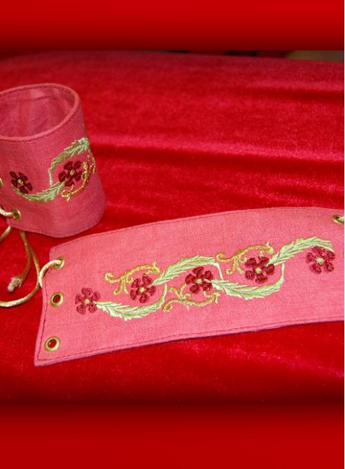 Розовый пояс и накладки на руки